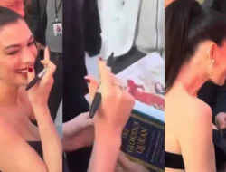 Anne Hathaway Dapat Hadiah Kitab Suci Al Quran dari Fans Usai Viral Ucap Insya Allah