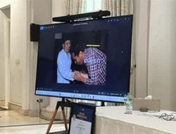 Momen H Jusuf Kalla Perlihatkan Foto Jokowi Sungkem kepadanya: Saya yang Bawa ke Jakarta, “Kasih Tahu Semua itu Termul-termul!