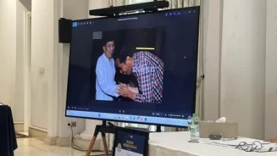 Momen H Jusuf Kalla Perlihatkan Foto Jokowi Sungkem kepadanya: Saya yang Bawa ke Jakarta, “Kasih Tahu Semua itu Termul-termul!