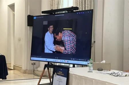 Momen H Jusuf Kalla Perlihatkan Foto Jokowi Sungkem kepadanya: Saya yang Bawa ke Jakarta, "Kasih Tahu Semua itu Termul-termul!