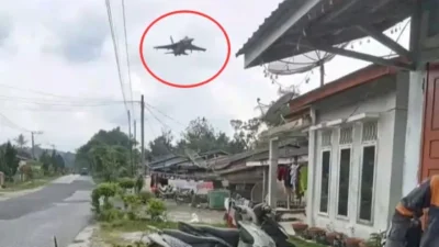 Gempar! Pesawat Tempur Diduga F-16 Terbang Rendah di Langit Sumatera