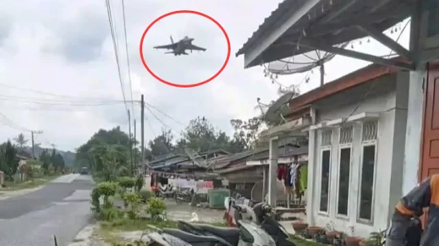 Gempar! Pesawat Tempur Diduga F-16 Terbang Rendah di Langit Sumatera