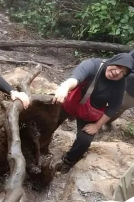 Viral! sang Ibu Rela Naik Gunung Dempo demi Lihat Makam Anaknya yang Wafat saat Mendaki