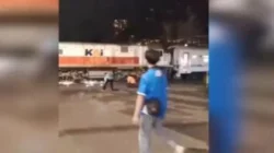 Viral! Pemotor Lolos dari Maut usai Terobos Pelintasan di Bandung, Kereta sampai Rem Mendadak