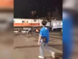 Viral! Pemotor Lolos dari Maut usai Terobos Pelintasan di Kota Bandung, Kereta Api sampai Rem Mendadak