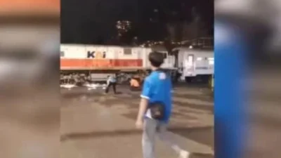 Viral! Pemotor Lolos dari Maut usai Terobos Pelintasan di Bandung, Kereta sampai Rem Mendadak