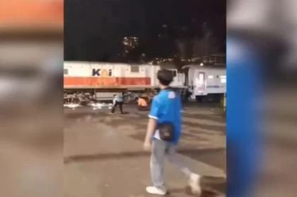 Viral! Pemotor Lolos dari Maut usai Terobos Pelintasan di Bandung, Kereta sampai Rem Mendadak